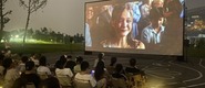 （操小妹子逼逼片转载）成都秋夜“新耍法”：到公园看坝坝电影